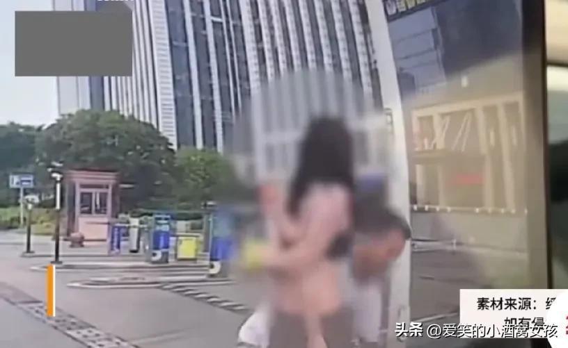 一言不合就脱衣服。真搞不懂！
在喧闹的大街上，车来车往。女子和男朋友吵架了。越吵