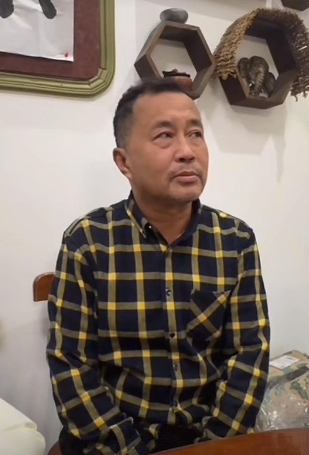 沈巍坐在那都无语了[捂脸]说：“我真心在头大了。”

近日，各主播因为不能直播而