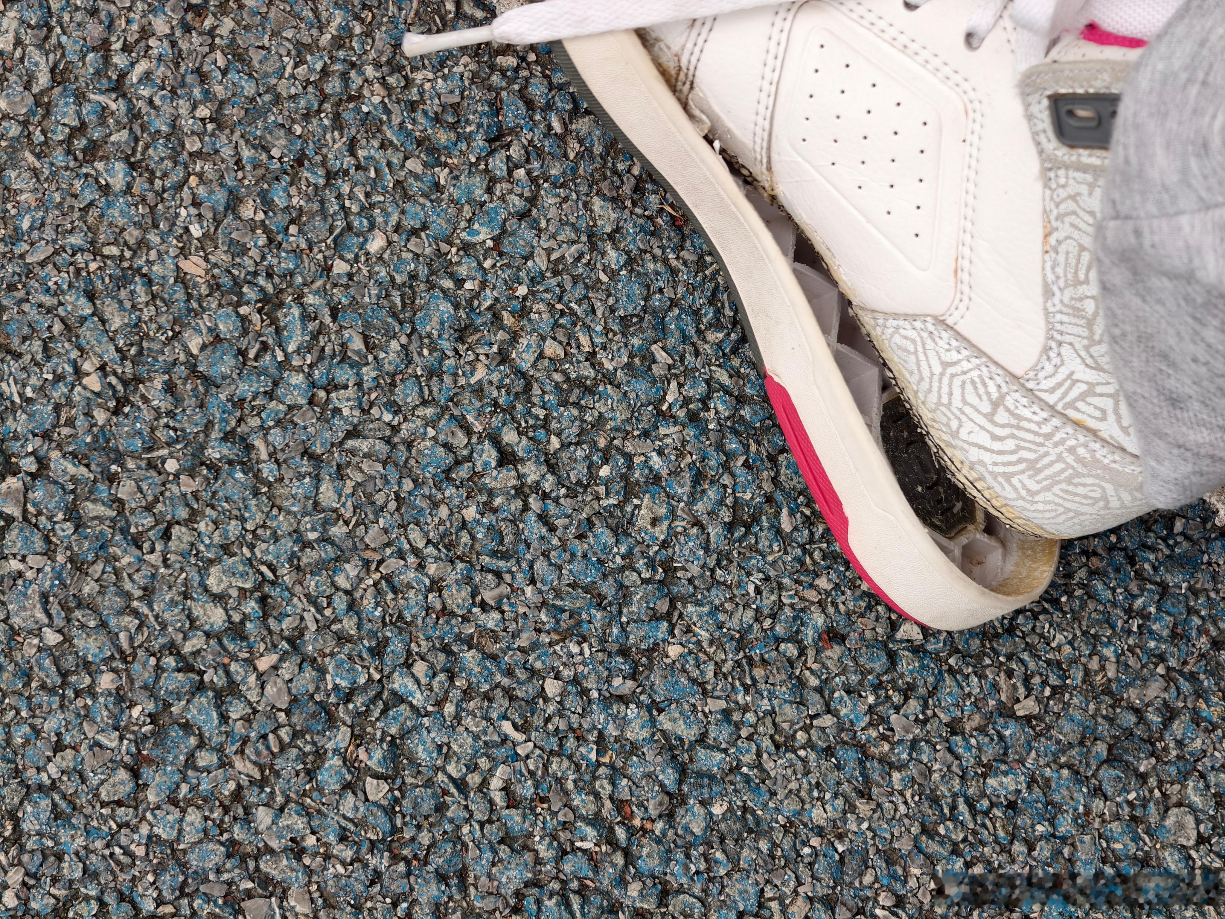 今日份趣事今天散步🚶♀️ 走了大概十几分钟 鞋底掉了因为我好几双鞋放了起码一两