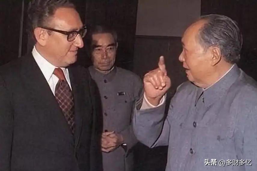 1975年基辛格访华，毛主席指着他身边的一个人说：这个人能当上总统。
 
这话一