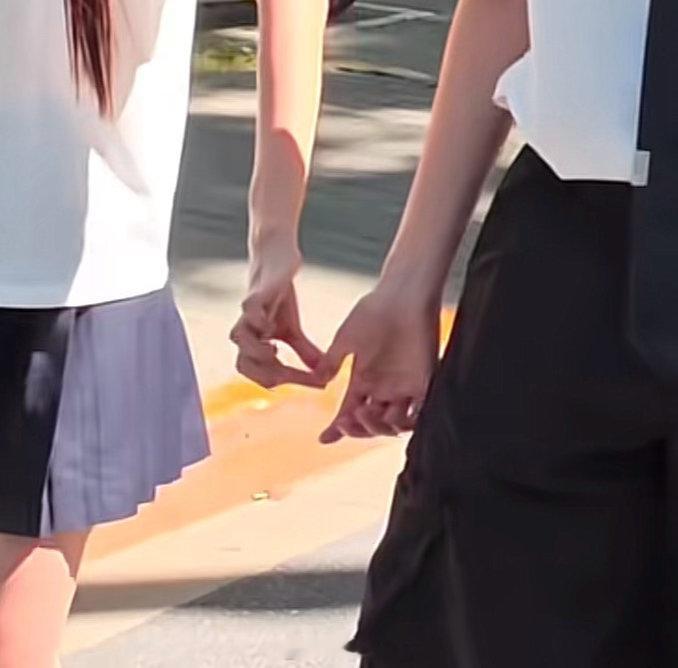 此乃何物❓怎么牵手方式还能进化呀
