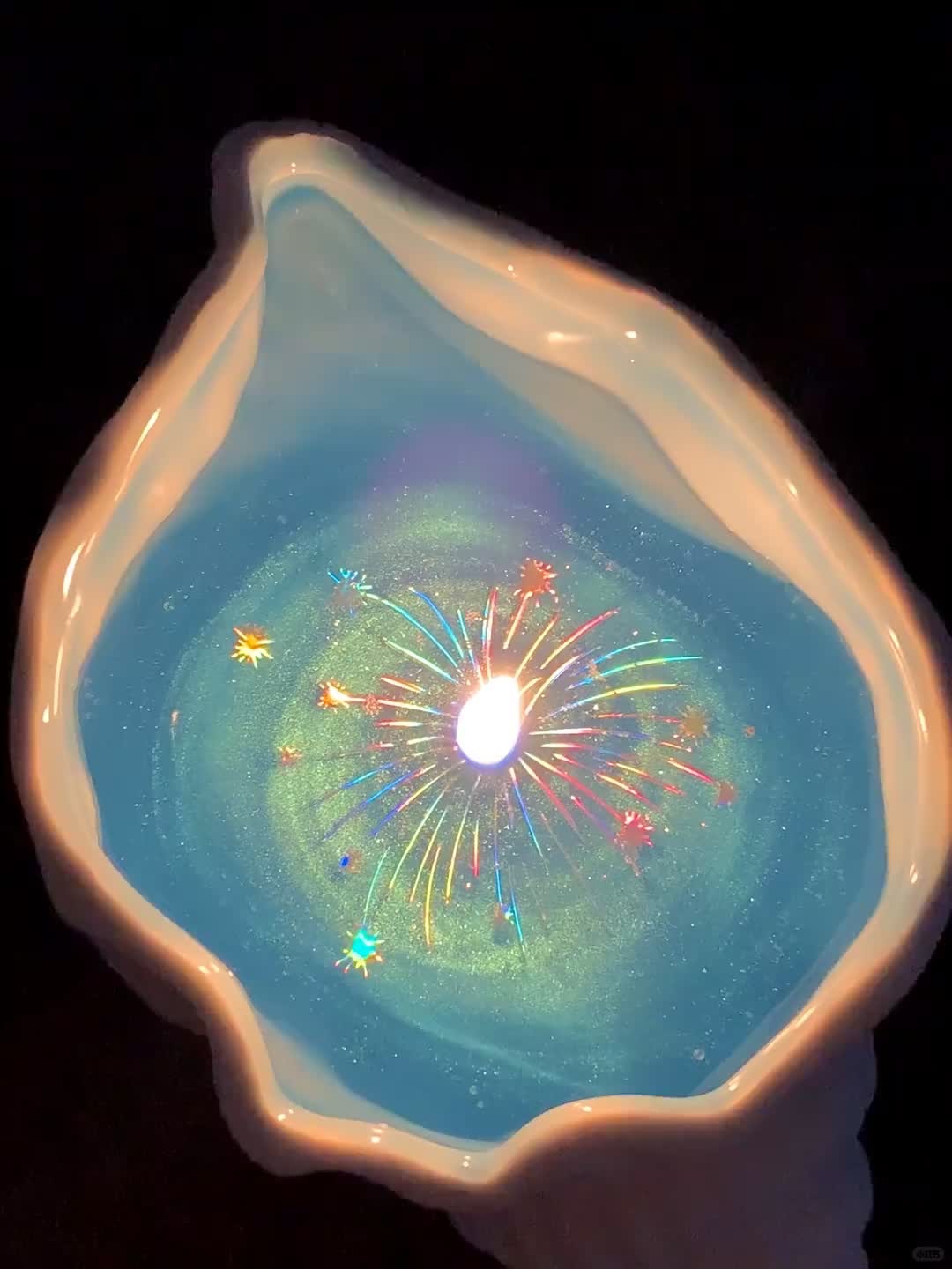 “烟花，是人造的繁星”当夜空一片漆黑的时候人类发明了烟花让天空布满了繁星然后你用