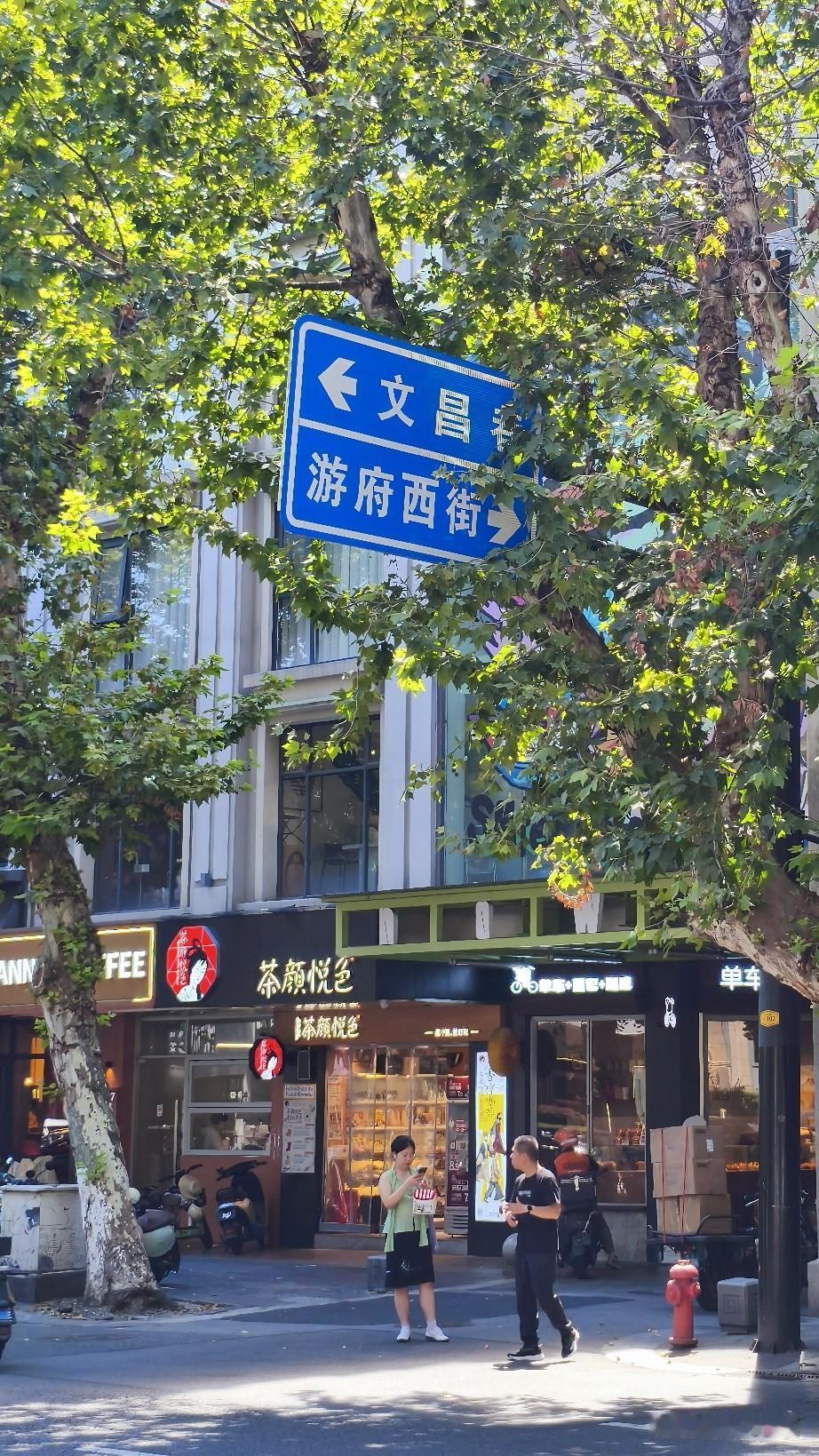 八月刚开始，南京这高温就来势汹汹，直接发布高温预警，气温直奔37度往上。走在街上