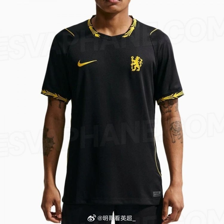 英超切尔西新赛季客场球衣谍照，球衣采用了简约而现代的美学风格，以纯黑色为底色，衣