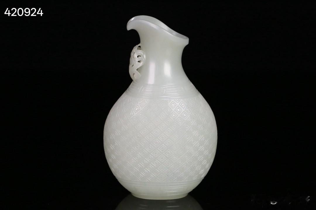清 和田玉薄胎回纹酒器。尺寸10.9*7.1*5.7cm