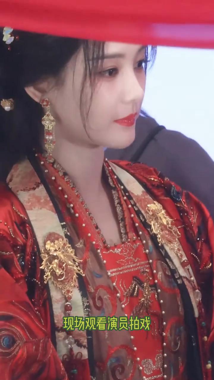 笑发财了，才知道当初云秀行剧组居然穷成这样。剧组拍着拍着就没钱了，邀请粉丝付费来