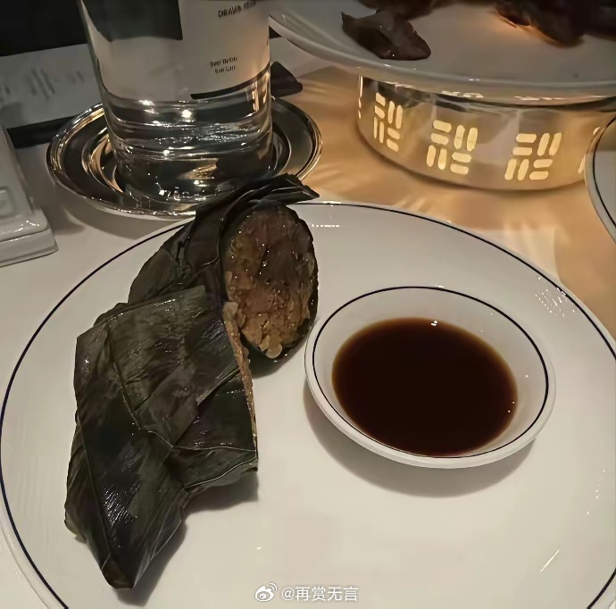 王诗龄5元的粽子硬是吃出了500的感觉，富人果然不一样。 