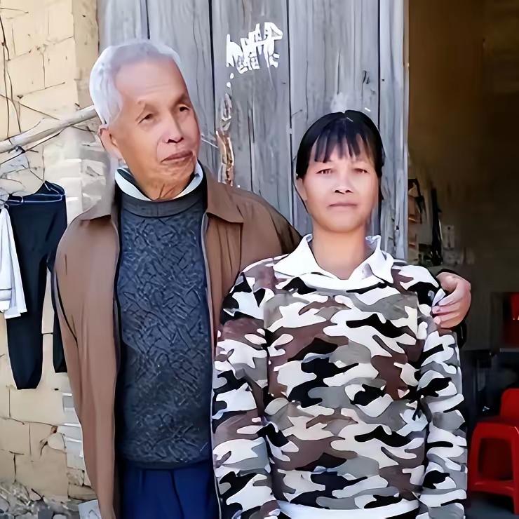 广西第一猛男！1994年，49岁梁二将19岁女工友带回村，随后两人开始疯狂造人，