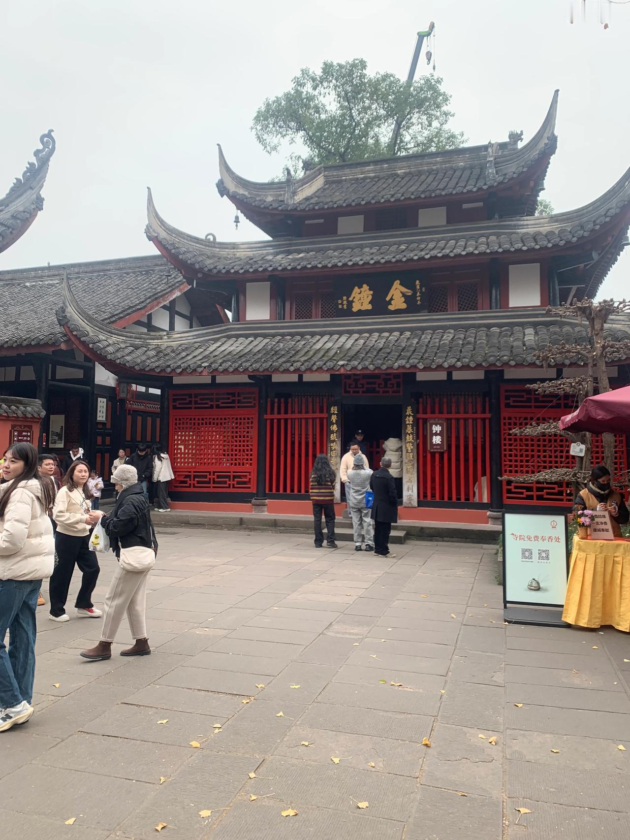 今天在娘娘庙喝了一上午的茶又吃了斋饭后，转到成都文殊院门口，决定进去看看。
  