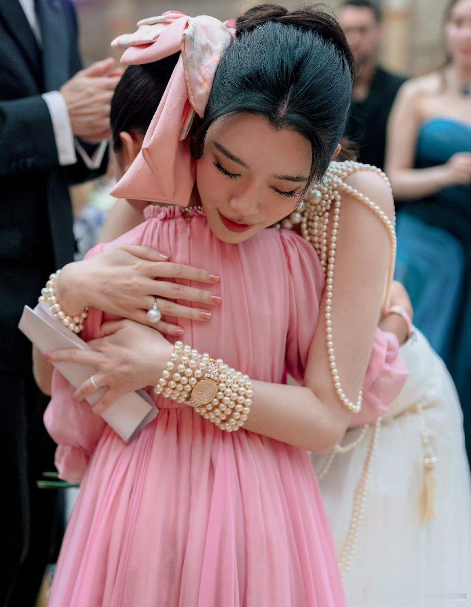 何超盈女儿在奚梦瑶婚礼上演讲小姑娘一身粉裙子配蝴蝶结，站场上稳稳当当，一点不慌。