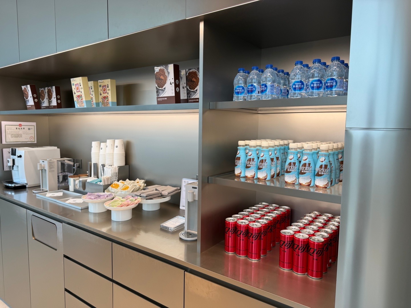 好久没来虹桥机场牛屋，发现NIO Life 的咖啡拿铁没了，换成了雀巢生椰拿铁M