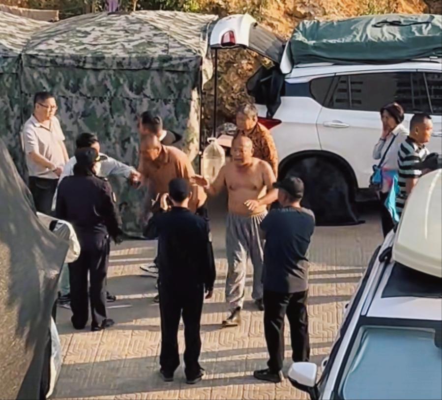 “免费车位是公共的，不是你家后花园！”——这话一出，北海街头直接炸锅了。
   