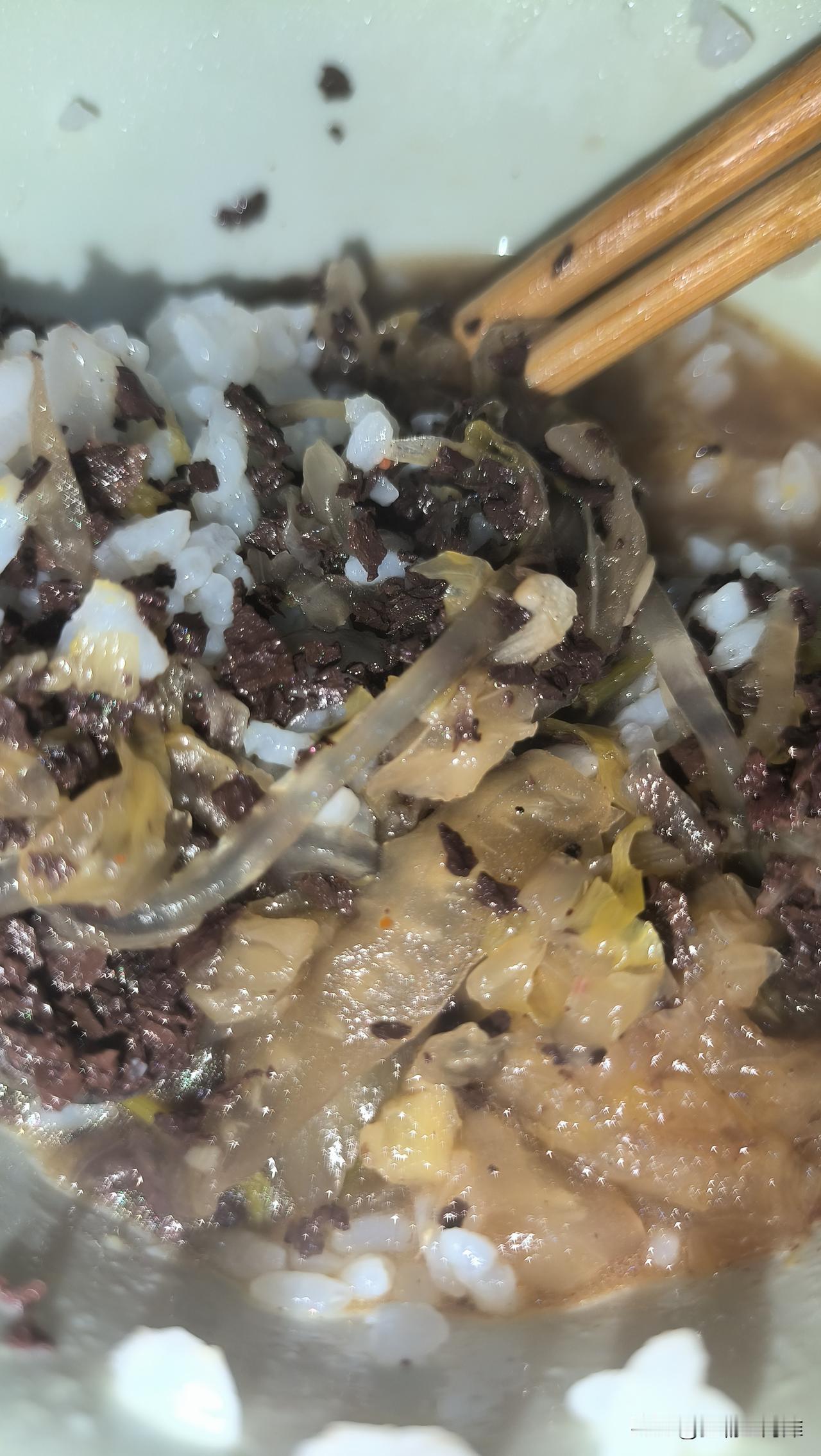 第一次学做东北杀猪菜，没想到还是失败了！
失败的原因就是把猪血肠给冷冻了！化了后