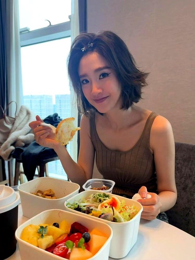 唐艺昕这四年，原来是生了一场“怪病”。

生完孩子，皮肤突然反复凸起厚皮，化妆根