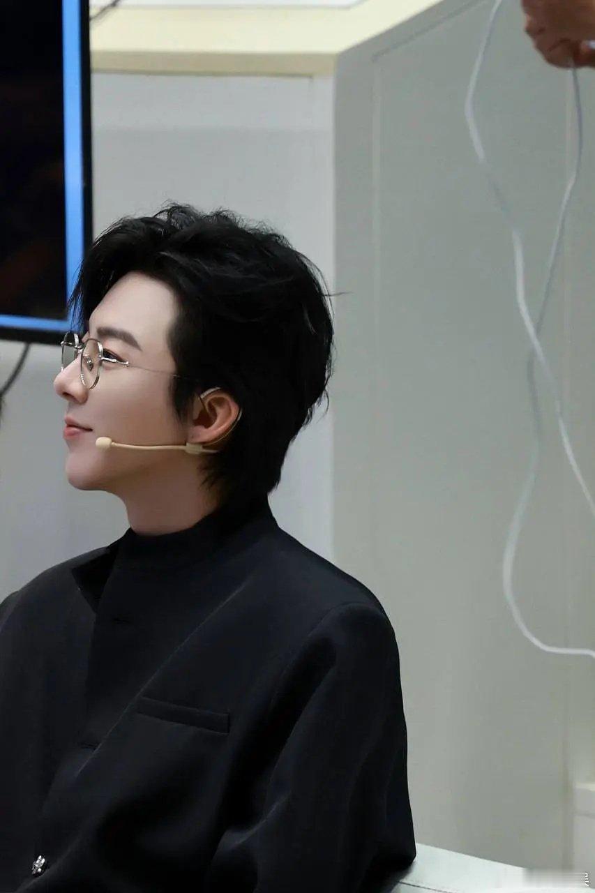 刘宇宁这个头肩比是不是挺炸裂的？国泰民安脸 ​​​