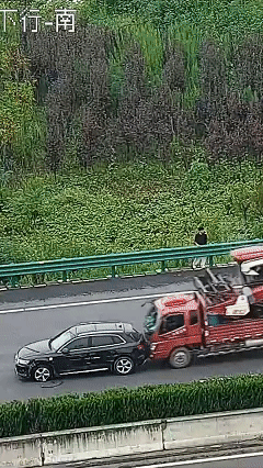 “拿什么外套，你要不要命啦！”，交警一声怒吼，硬把被困在高速上的一家三口拽到护栏