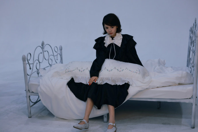 赵今麦像一颗行走的维他命哇哇哇！赵今麦像一颗行走的维他命，好有生命力的美啊！真的