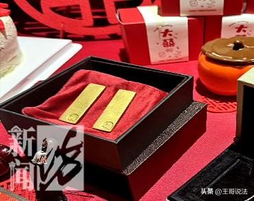 知人知面不知心！上海，一男子报警，说他搁在车里的100克金条不见了，可车门车窗完