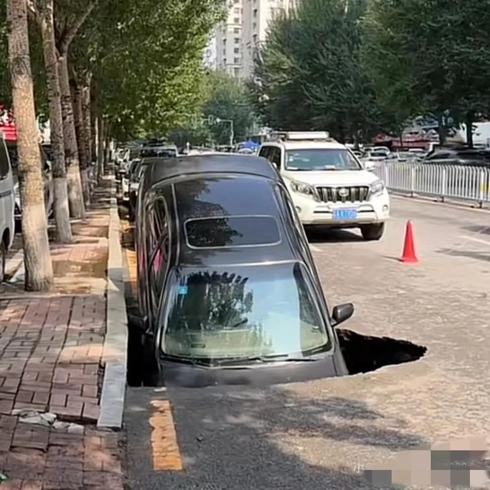 不知道你们有没有想过一个问题，现在我们新修建的马路大多数是这种沥青路面，沥青路面