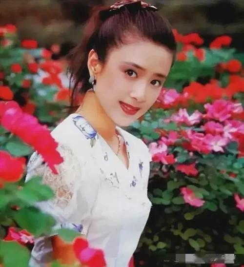 她年轻的时候真是太美了，说她惊为天人也不为过！

相对于现在影视剧中的妆容脸和网