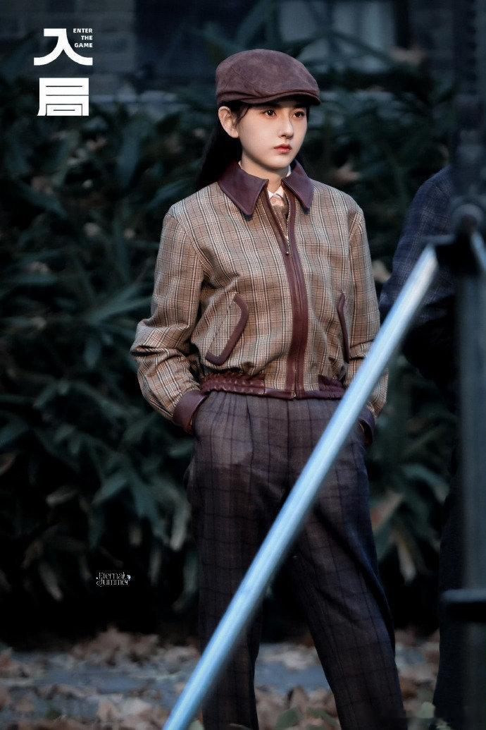 宋祖儿贝雷帽格纹look宋祖儿入局民国拽感路透 宋祖儿贝雷帽格纹look，宋祖儿