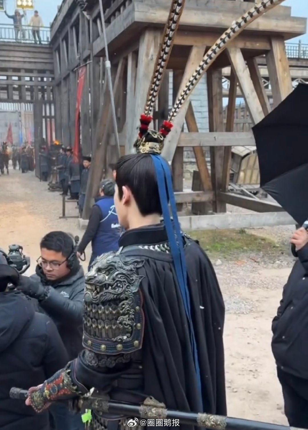 谢征戴上雉鸡翎也不忘樊长玉的发带小情侣太好嗑了 