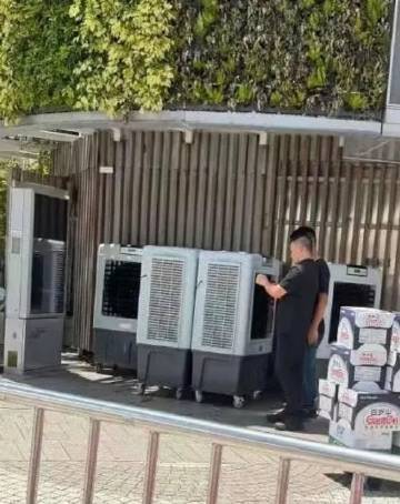 肖战完全来培养死士的香港夏日露天等候对体力消耗很大，场外配备了防暑药、水、降温贴