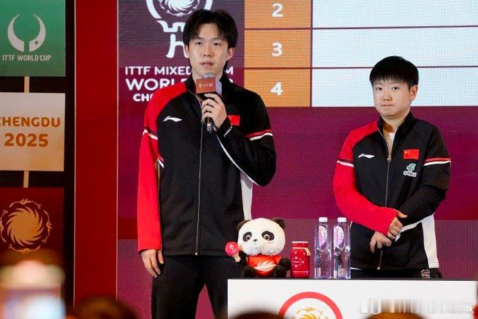 【王楚钦孙颖莎混团抽签图】11月29日，王楚钦禹孙颖莎在成都混合团体世界杯抽签仪