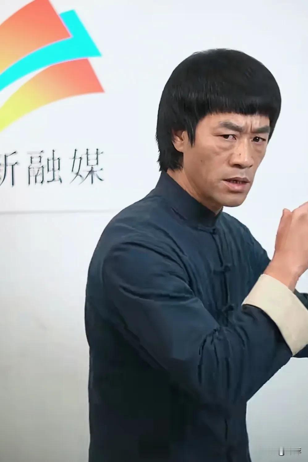 方小龙被向佐打巴掌后，拍视频要求向佐向他道歉，并同时有勇气的接受他的挑战！

向