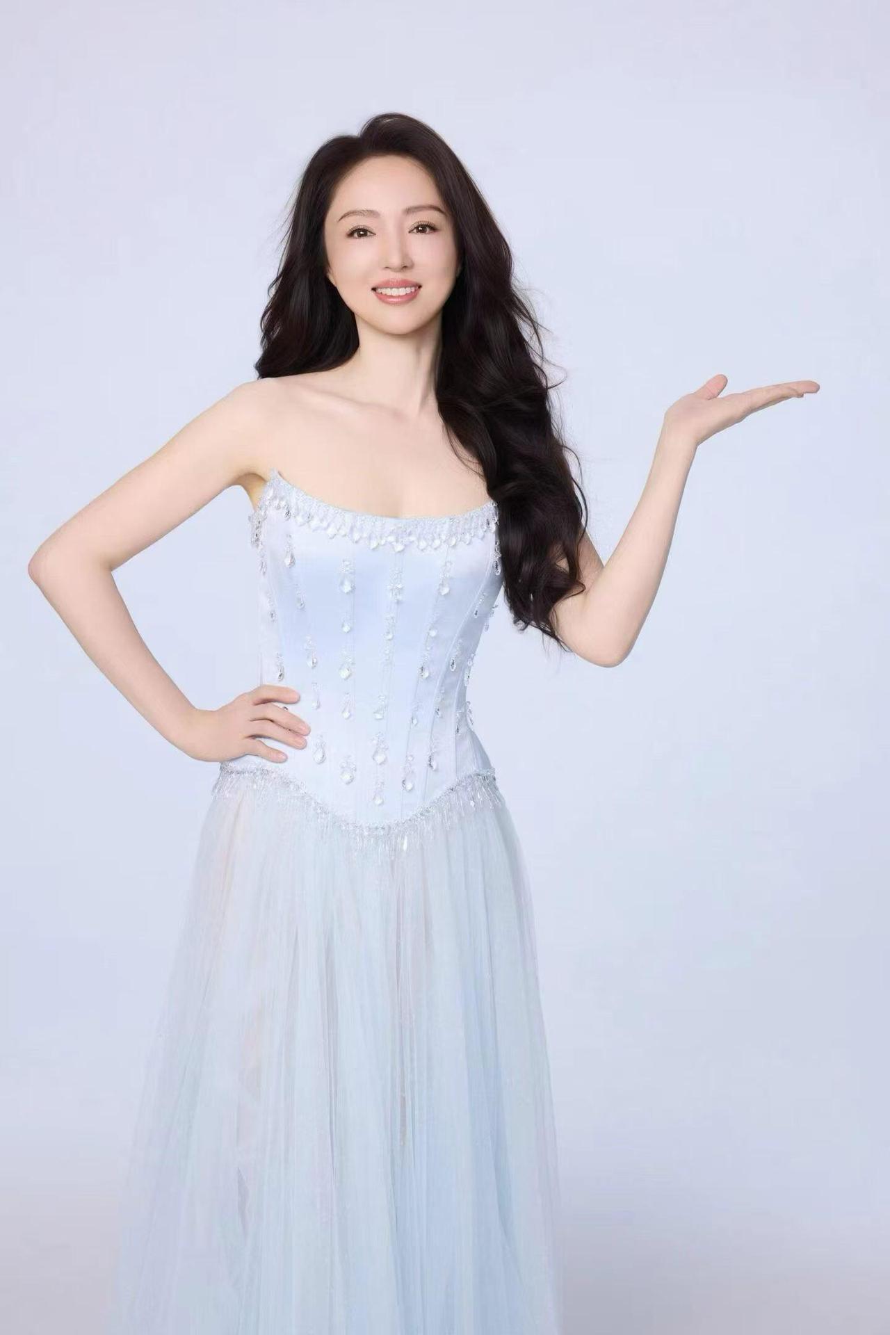 。
 
早年《雪花女神龙》，上官燕冷艳飒爽，是很多人的童年白月光，演技和颜值都很