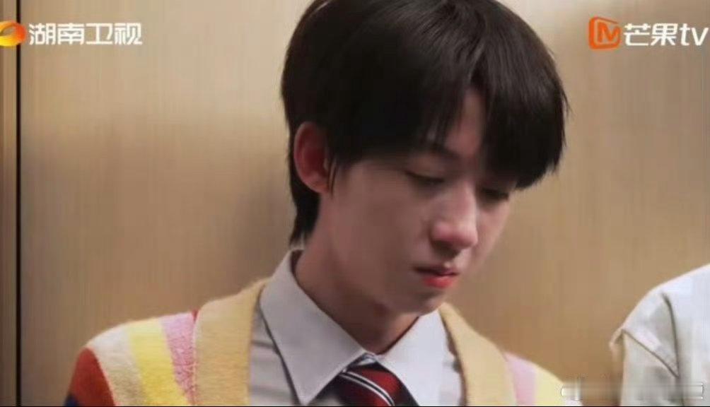 杨博文哭懵了我们的少年时代2导演喊卡也没能走出角色，杨博文哭到鼻子耳朵通红，泪水
