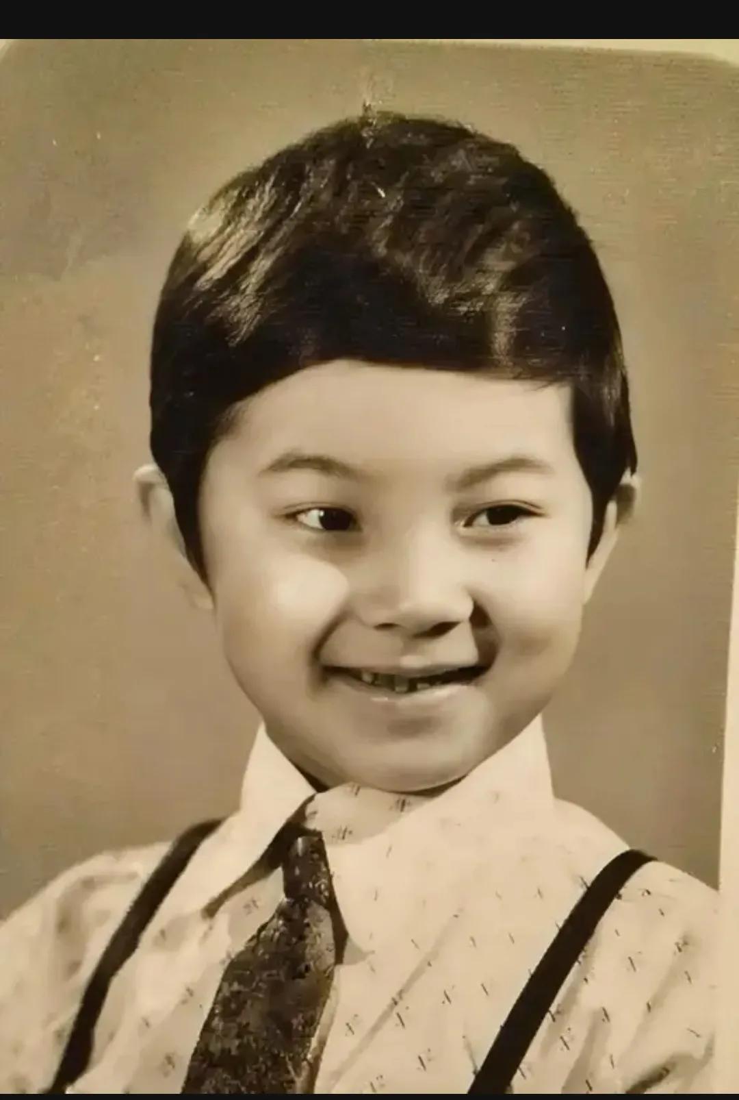 80年代，童年的沙溢，留下了一张老照片，镜头中的他，身穿一件白衬衫，圆圆的脸庞上