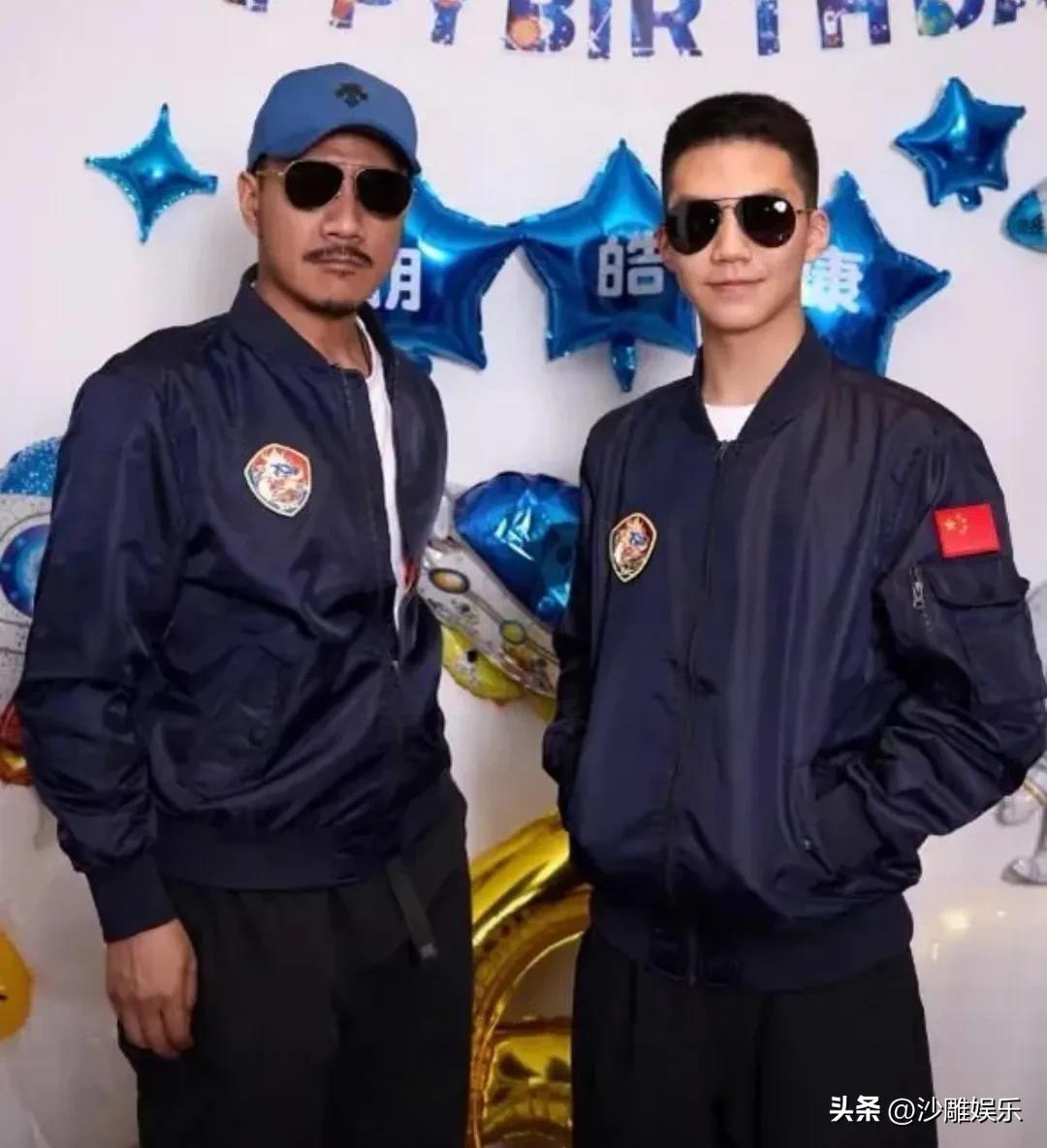 胡军儿子，太有气场了！

3月23日，北京机场上演了一出“硬汉父子大片”。有网友