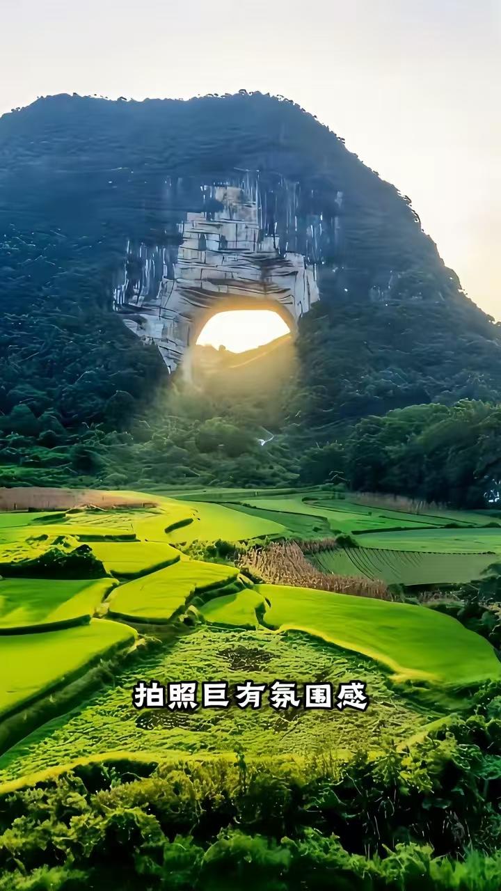 塞鸿秋·道县月岩游
道州月岩风光妙，
藏于山野游人到。
徐公曾赞岩中佼，
宝子纷