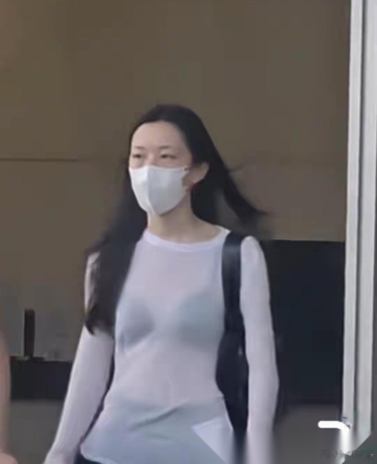 仔细看李嫣的穿搭， 说句实在话， 真有点不敢相信。 不是她长得不好看，而是才20