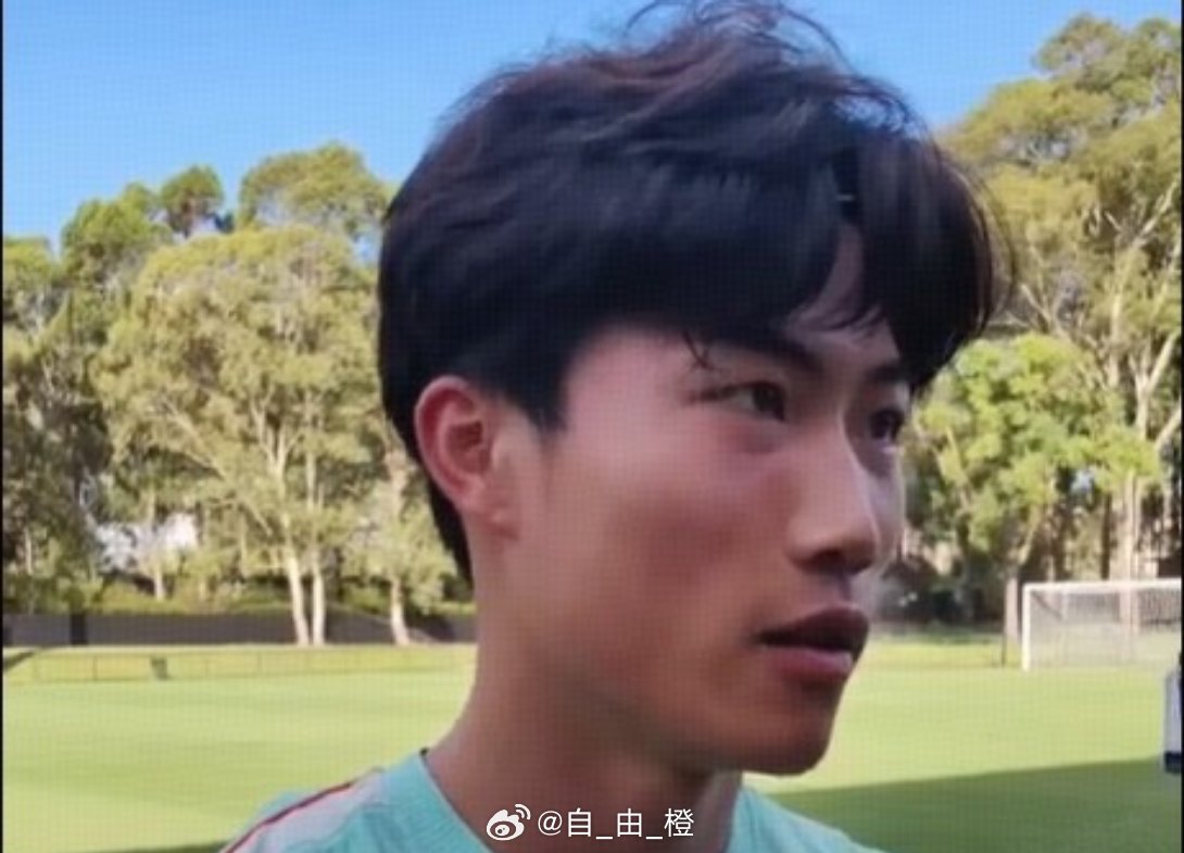 北京时间3月25日，国足在悉尼瓦伦丁体育公园训练，训练前谢文能接受了采访。对于今