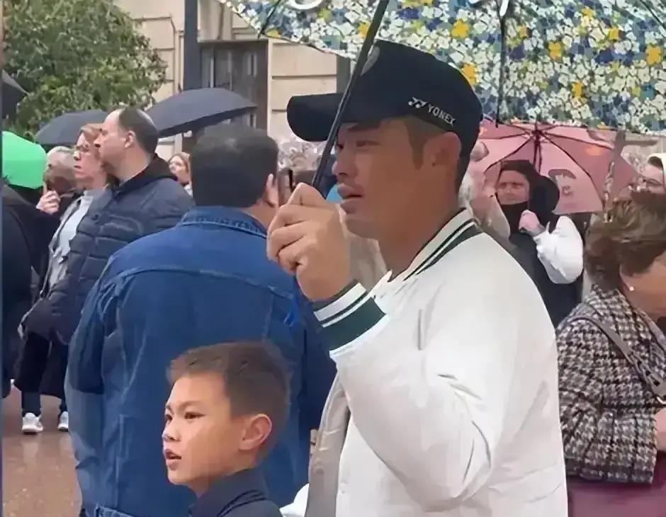 儿子改打网球第7天，林丹全家搬空北京别墅
 
西班牙签证官都惊了：一家五口行李全