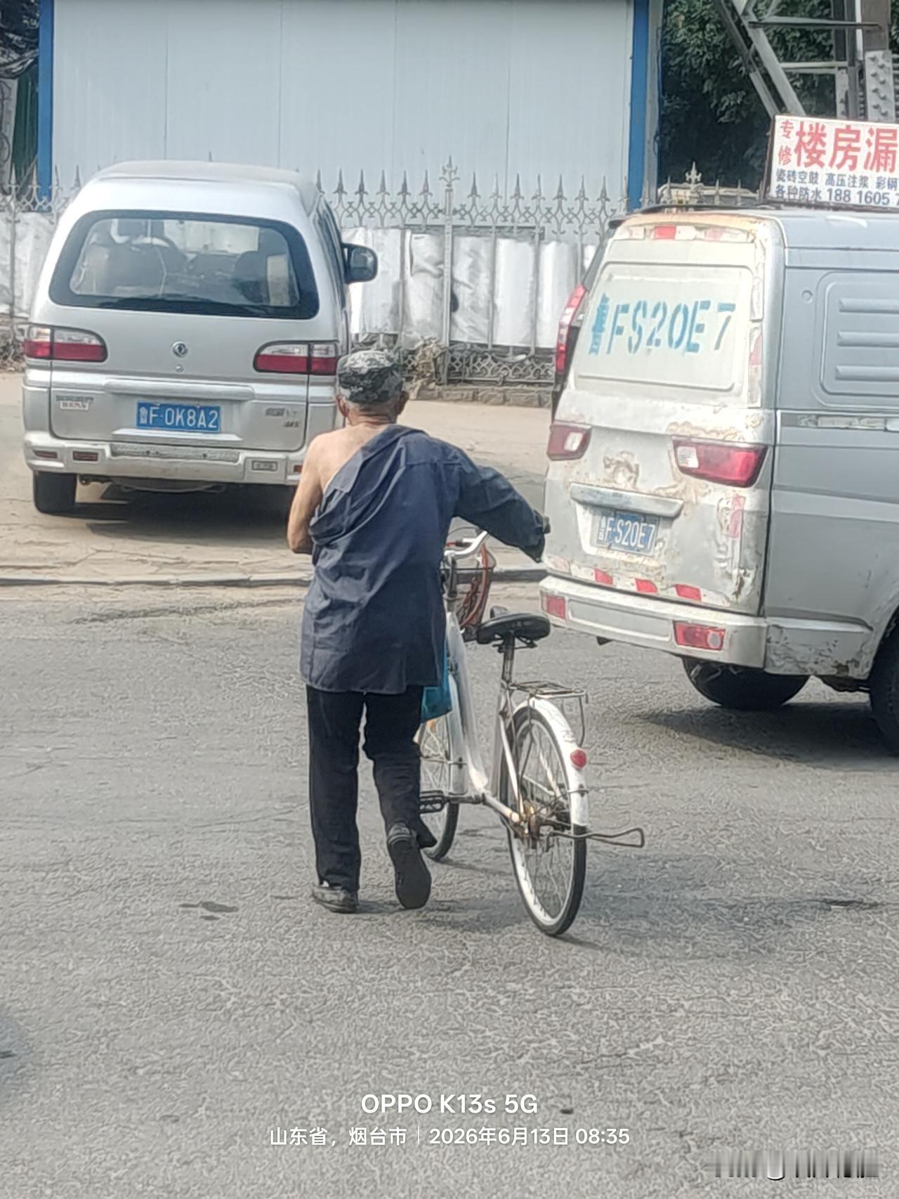 现在的老人真会赶时髦，天气热了也穿起了露肩装。