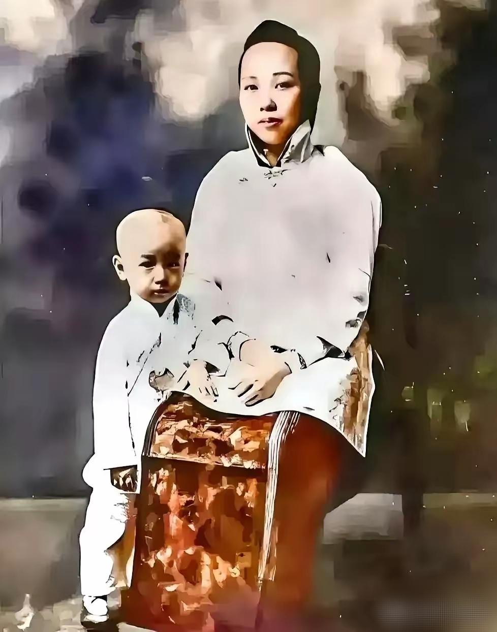 谁能想到，这个虎头虎脑、靠在妈妈怀里的小不点，就是后来那个名字能顶五个师的钱学森