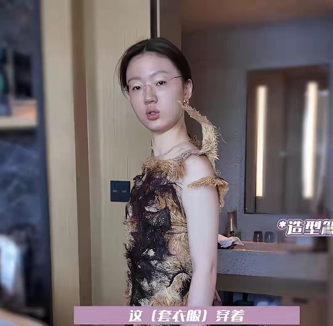 单依纯卸妆后的模样惊呆了！当明星卸妆后也是个普普通通的模样，图一戴上了眼睛，像极