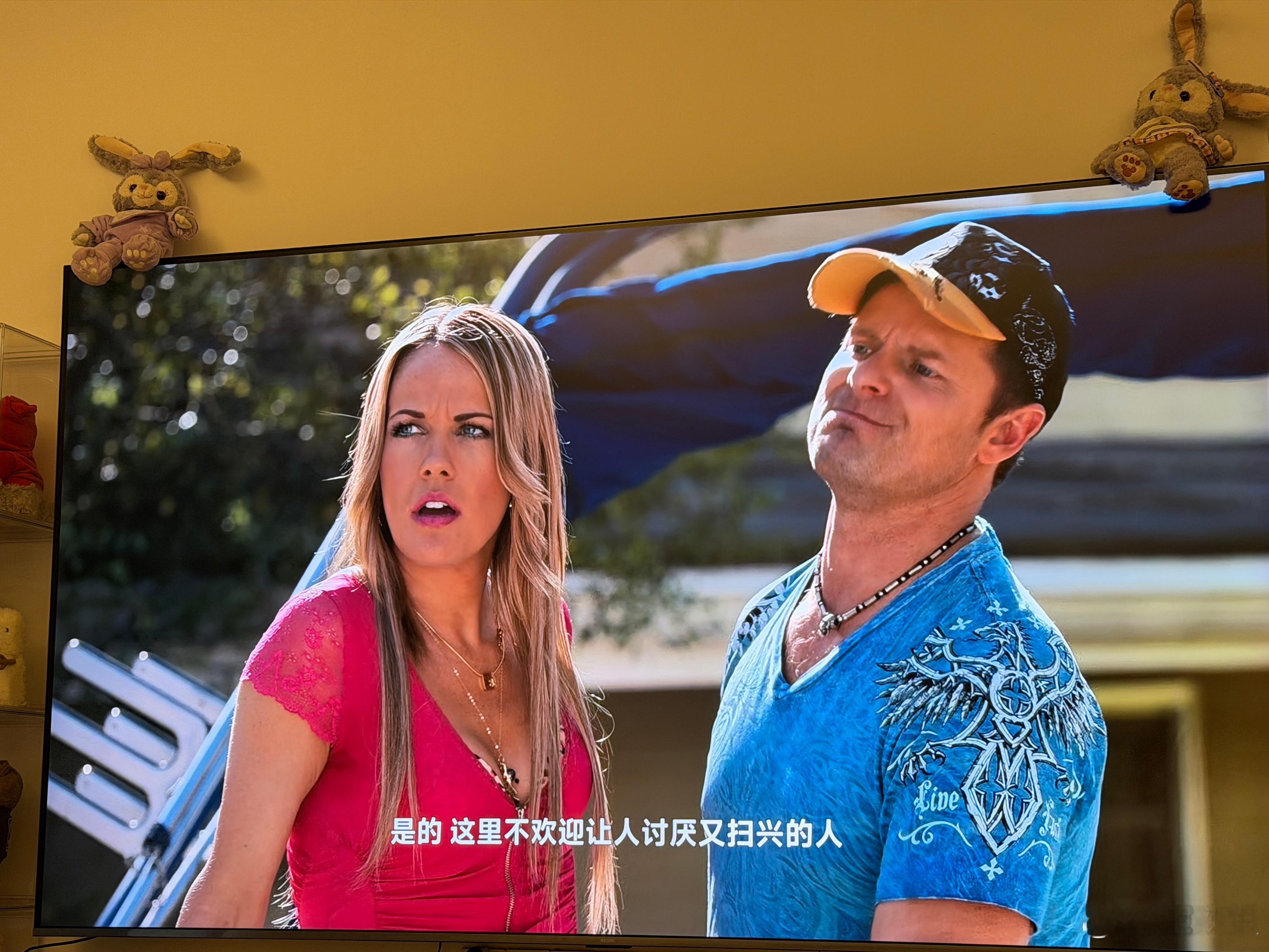 在中国网友批判2米宽车素质太低，美国十几年前电视剧的情节是家里的船停在车道上影响