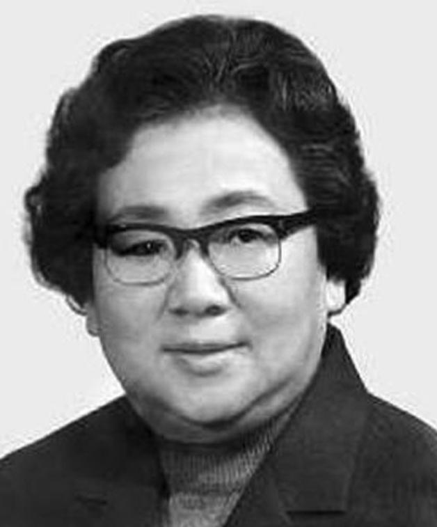 1943年，17岁中国少女被困纳粹集中营。德军搜身时，翻出刻有"朱德"二字的钢笔