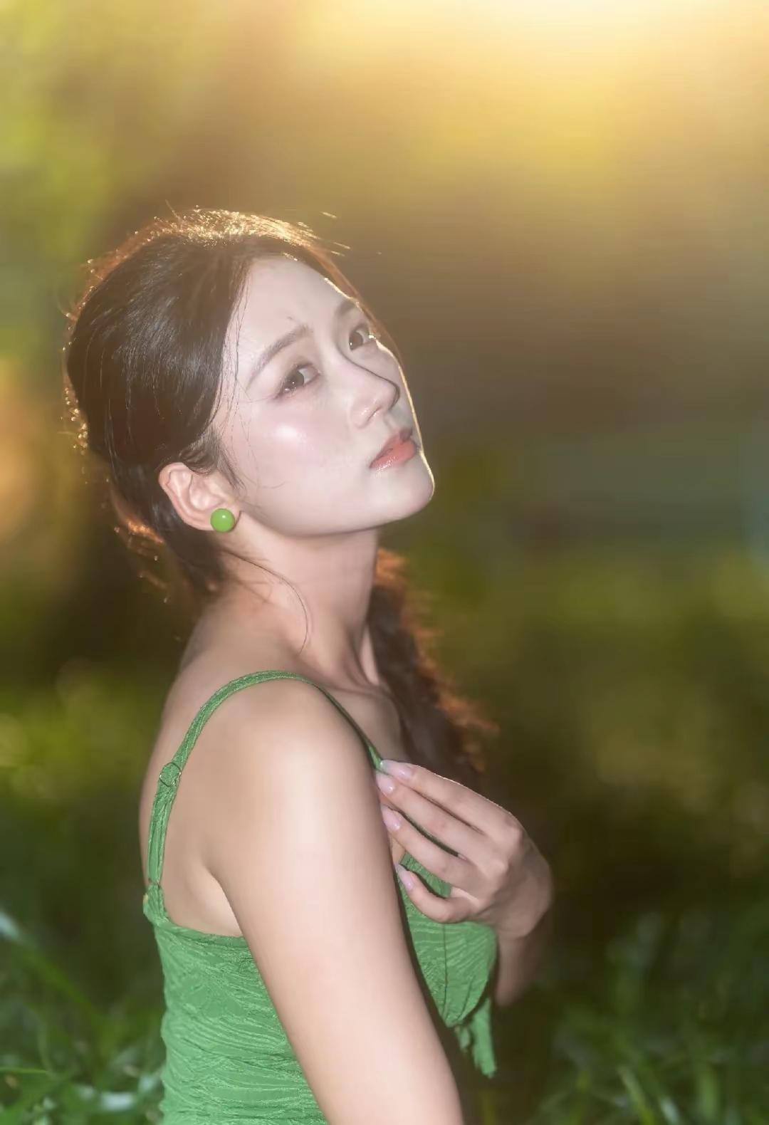 年轻姑娘，生活在和平年代中，又有一定的艺术修养，在普通人眼中，就是优质资源。