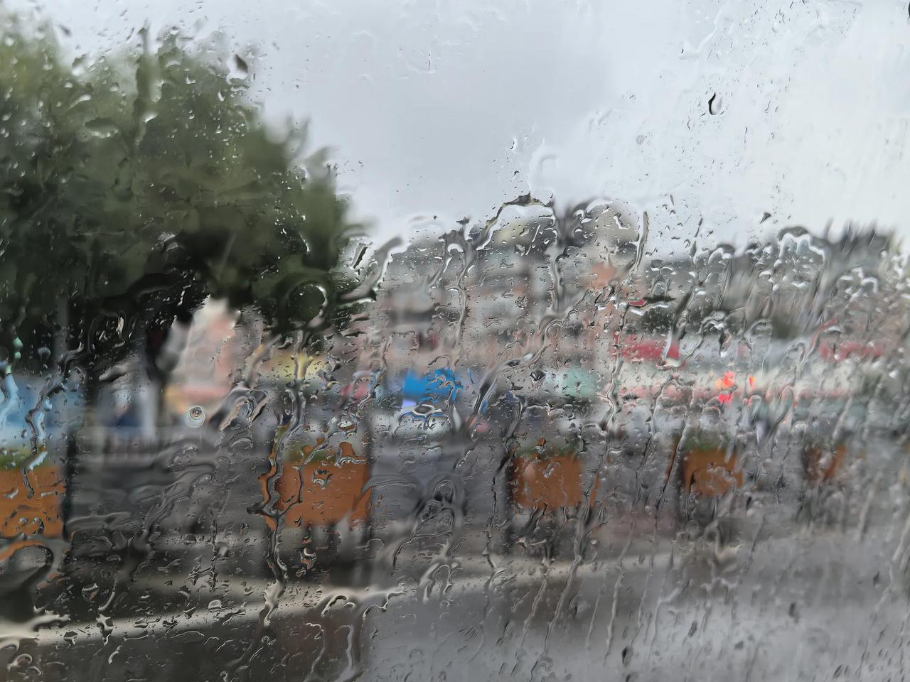 暴雨啊，让我差点错过节前最后一节课
      今天一早天就阴沉着，空气湿得可以