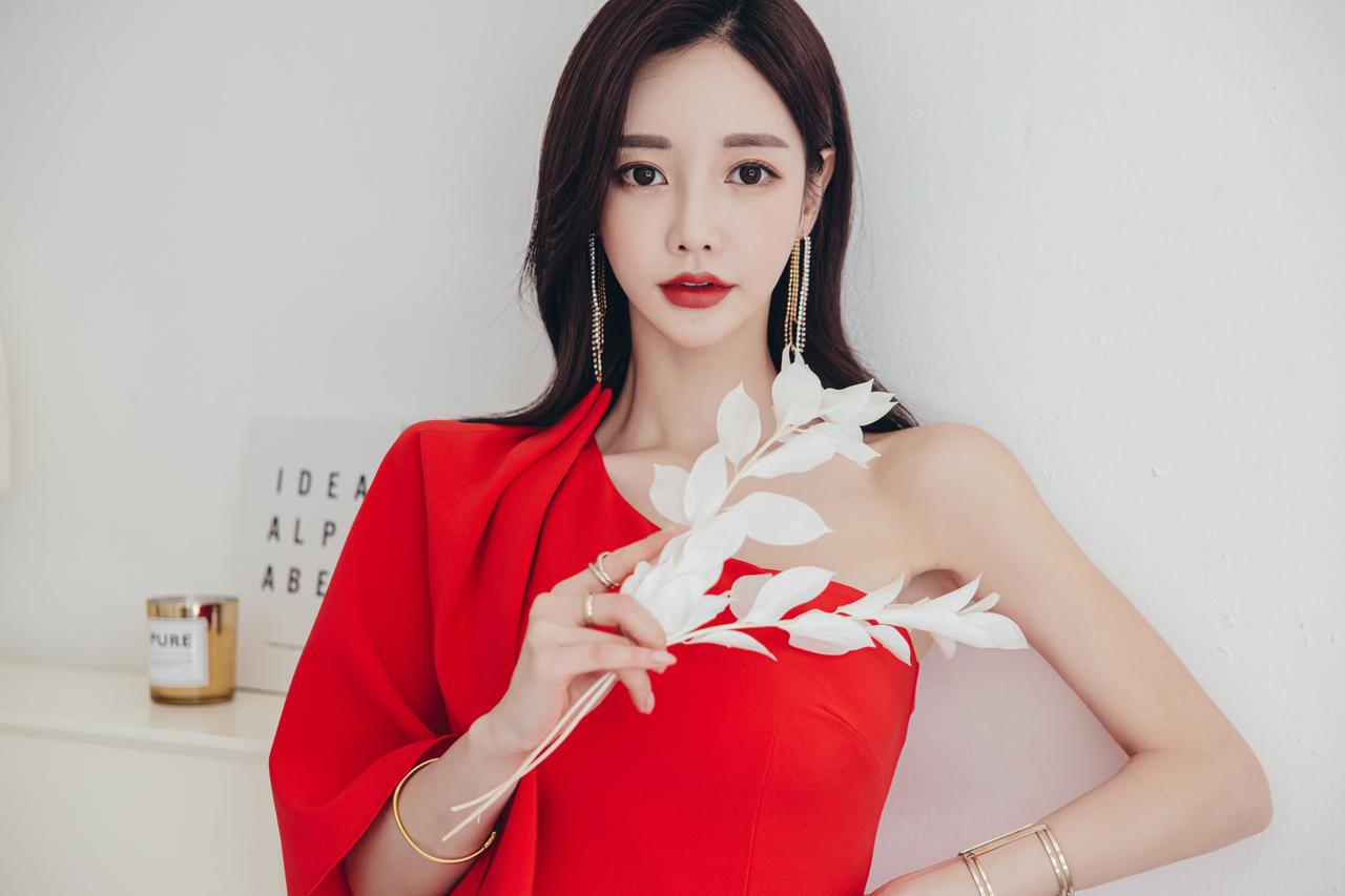 孙允珠苏美尔神话朱雀鸢红扇袖衣裙。