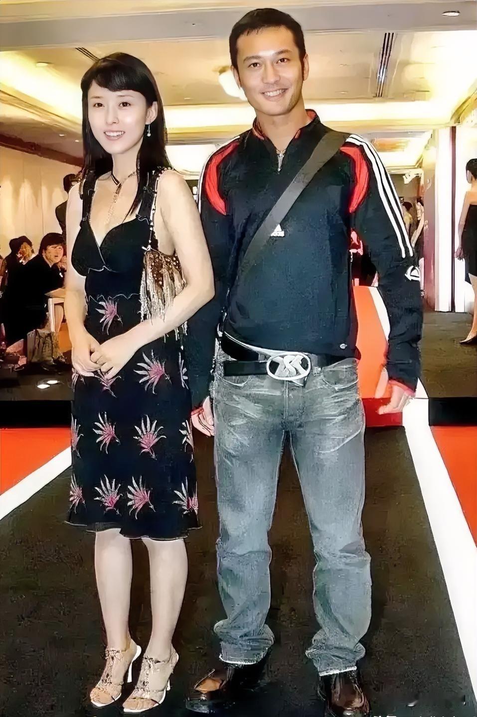 仔细点看，那时黄小明疏眉朗目，气宇轩昂，真是一表人才！左边的颜丹晨也是展现了中国