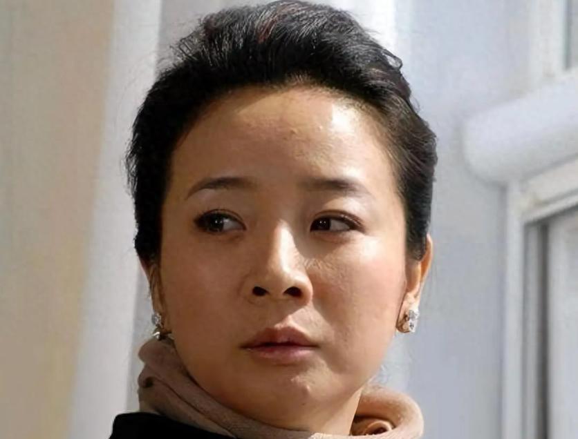 她是国家一级女演员，多次给坐轮椅丈夫戴绿帽，现在儿子也是演员

主要信源：（中国