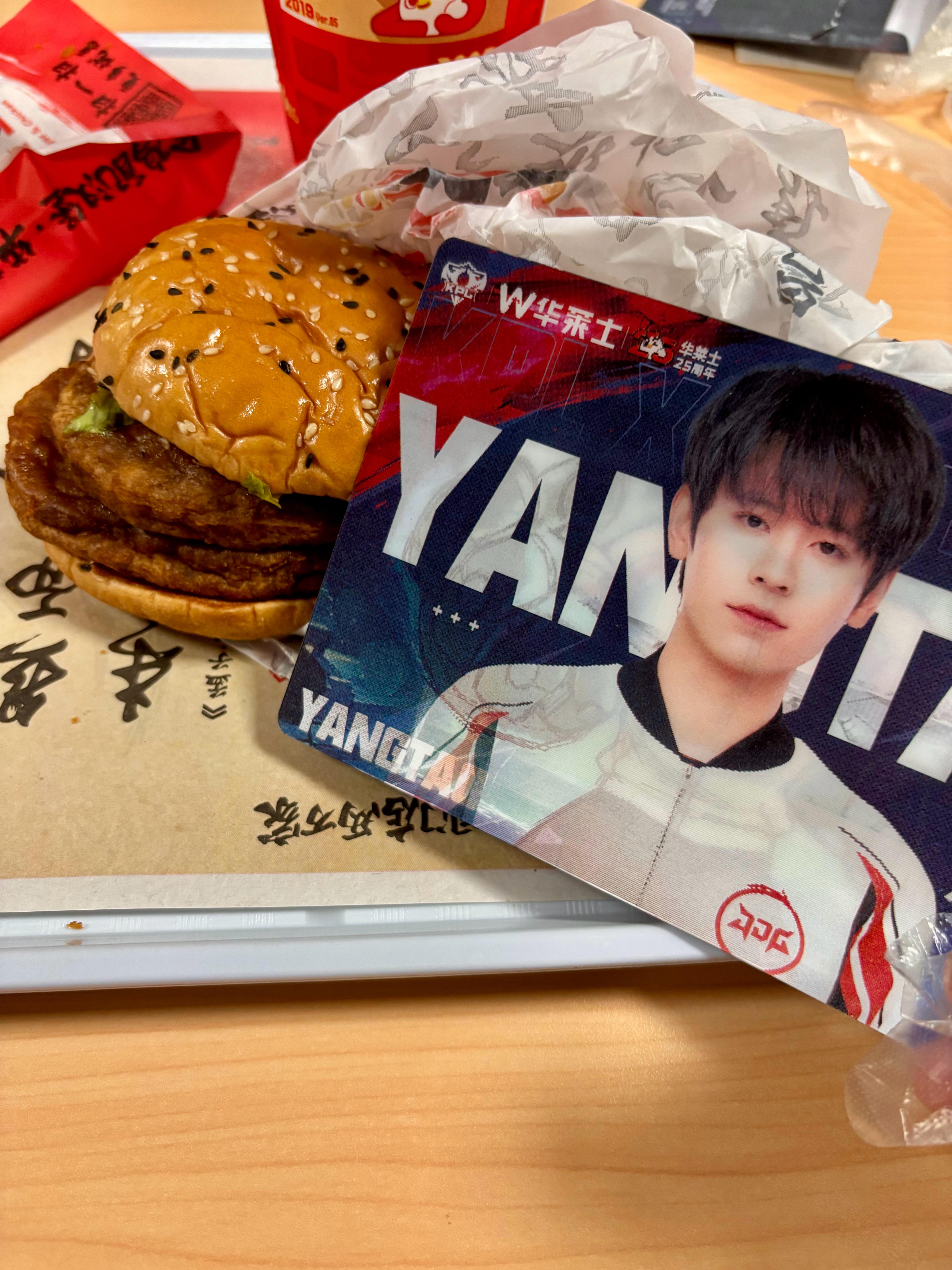 带着华莱士五一去旅行节日快乐哦哦哦这次去买的华莱士联名让我抽到了无畏宝宝，真的太