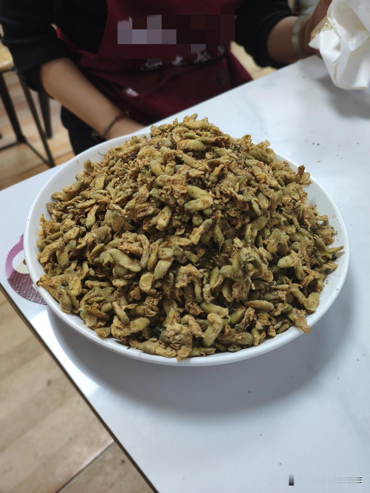 今天，我上四楼给老乡友送槐花，回来经过三楼时，看到三楼那个布满灰尘破旧的门上，贴