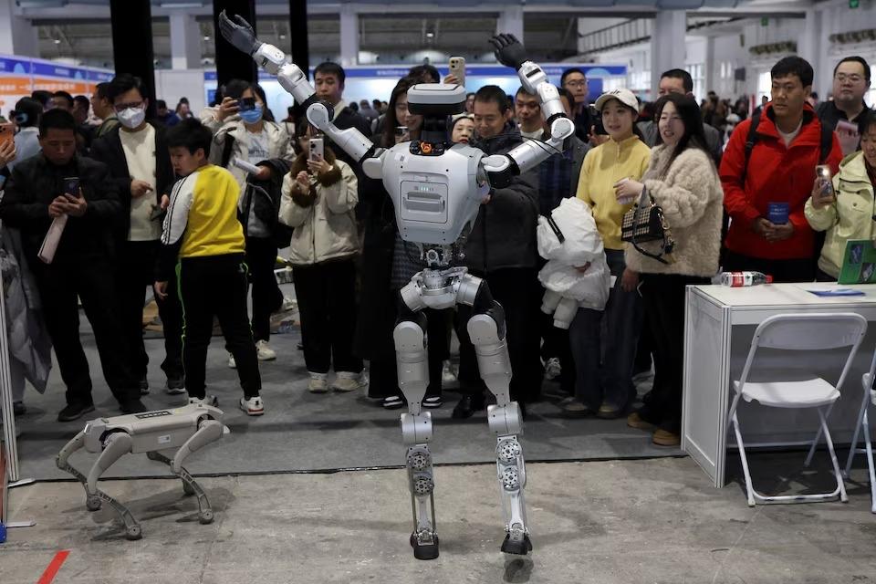 路透社报道，特朗普政府正采取措施阻止新的中国制造人形机器人、四足机器人以及电力逆